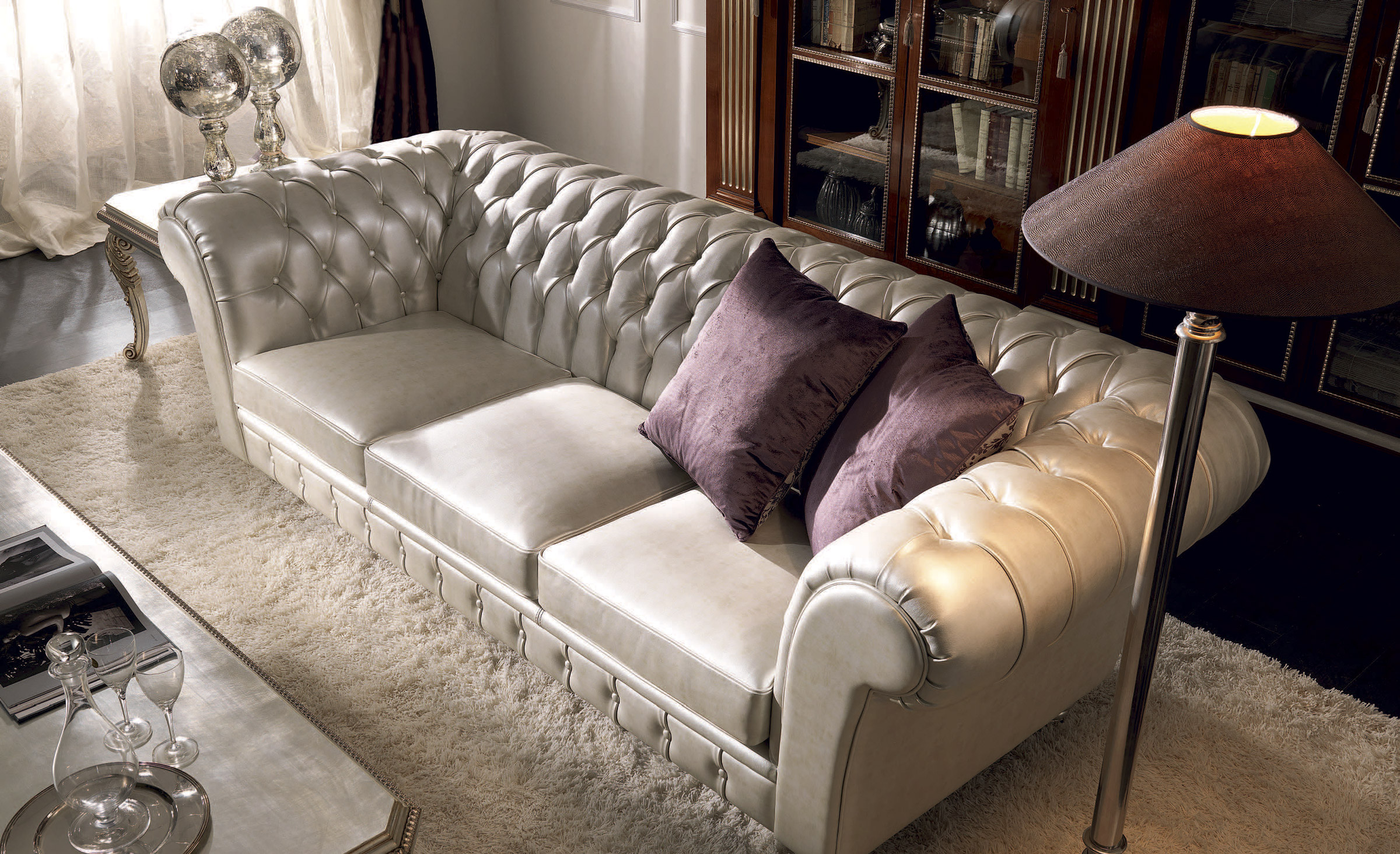 Divano in pelle Chesterfield